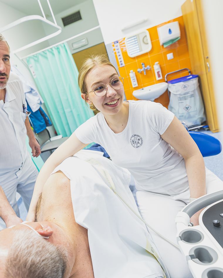Étudiants en médecine au chevet d’un patient