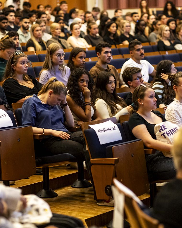 Amphithéâtre de médecine rempli d’étudiants