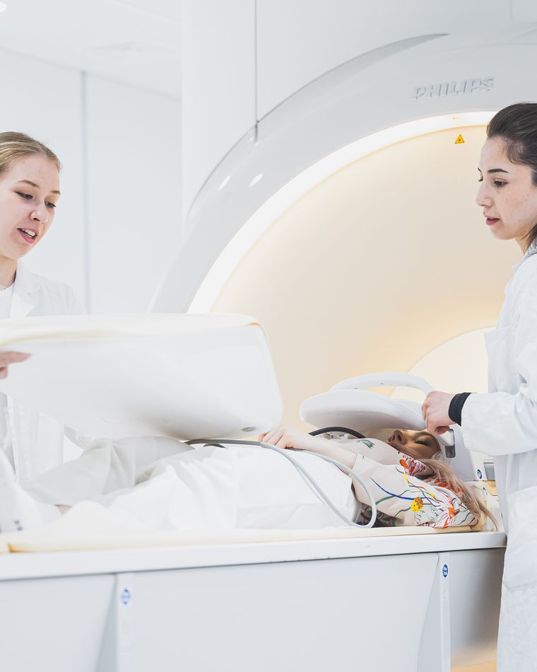 Étudiantes en médecine devant un scanner